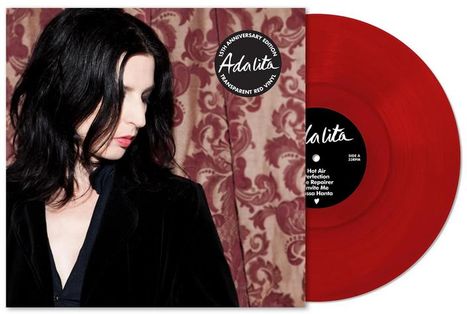 "15th Anniversary Edition, Ada Lita, Transparent Red Wine. Frau mit schwarzem Haar vor gemustertem Hintergrund, rote Schallplatte."