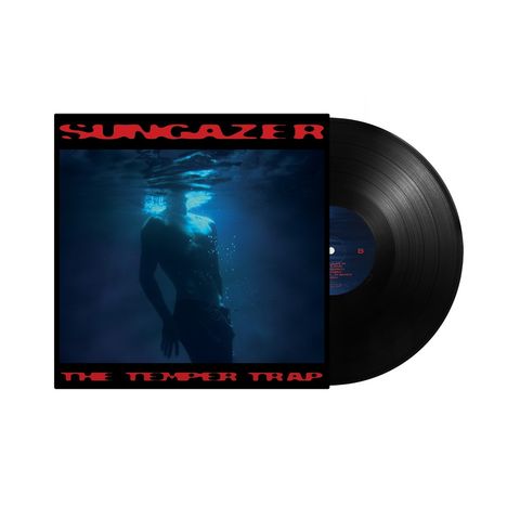 „SUNGAZER“ und „THE TEMPER TRAP“ in roter Schrift. Unterwasseraufnahme einer Person in bläulichem Licht.