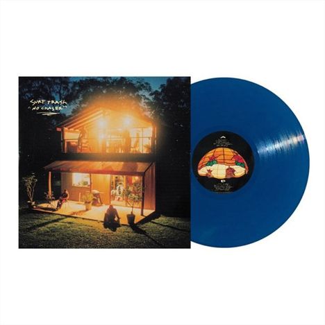 Text: "Surf Trash, No Chaser." Illustration: Abendlich erleuchtetes Haus, umgeben von Bäumen. Blaue Vinyl-Schallplatte daneben.