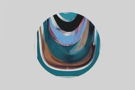 Ein Kunstwerk in runder Form mit geschwungenen Linien in Blau-, Braun- und Schwarztönen. Unten mittig ein kleines Symbol.