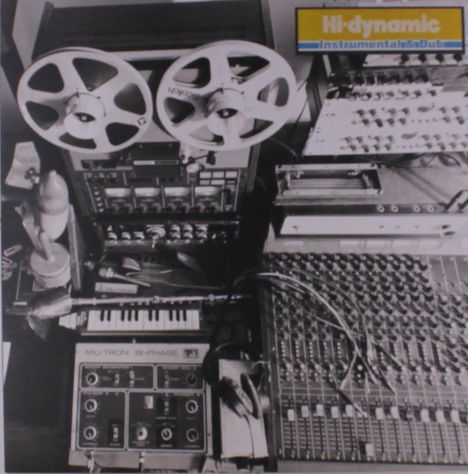 "Hi-dynamic Instrumentals&Dub". Studio-Ausrüstung mit Tonbandgerät, Mischpult, Mikrophonen und Effektgerät.