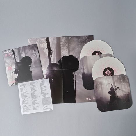 Cover mit der Aufschrift "UNKLE". Eine Waldszene in schwarz-weiß mit zwei Schallplatten daneben.