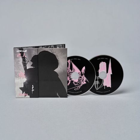 "UNKLE", zwei CDs mit pinken Zeichnungen, ein aufgestelltes Cover mit Silhouette einer Person.