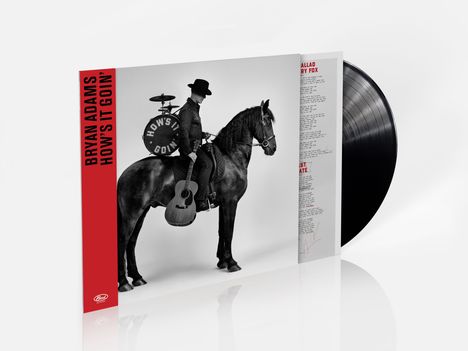 "Bryan Adams How's It Goin'" auf rotem Rand. Schwarz-weiße Aufnahme: Person auf Pferd, hält Gitarre, Trommel auf Rücken.