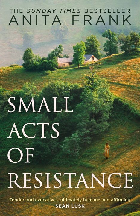 Titel: "SMALL ACTS OF RESISTANCE". Hügelige Landschaft mit Haus und Bäumen im Hintergrund.