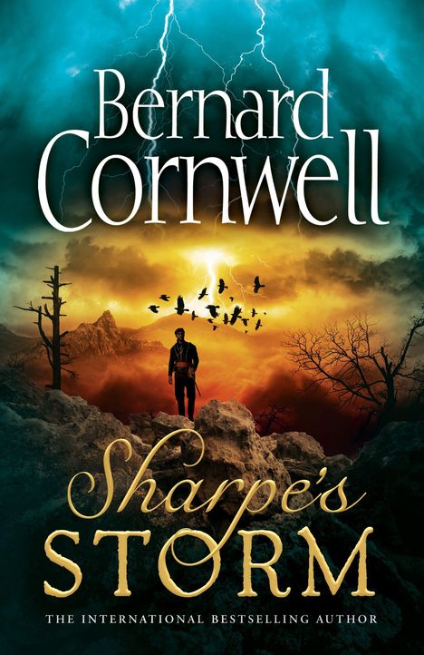 „Bernard Cornwell“ und „Sharpe's Storm“. Ein Blitz im Himmel, ein Mann vor stürmischer Landschaft und fliegenden Vögeln.