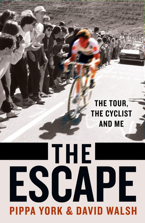 „The Tour, The Cyclist and Me. THE ESCAPE. Pippa York & David Walsh.“ Ein Radfahrer fährt durch jubelnde Zuschauer.