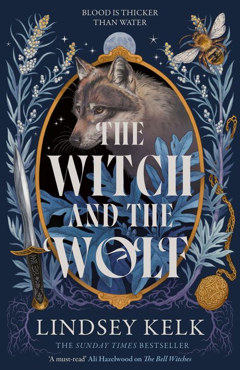 "THE WITCH AND THE WOLF" von Lindsey Kelk. Illustration: Wolf, blauer Hintergrund, Pflanzen, Schwert, Biene, Medaillon.
