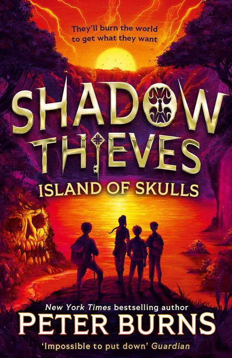 Text: "They'll burn the world to get what they want. Shadow Thieves: Island of Skulls. Peter Burns. 'Impossible to put down' - Guardian." Eine Illustration zeigt vier Silhouetten vor einem leuchtenden Sonnenuntergang mit einem Totenkopf-Felsen im Hintergrund.