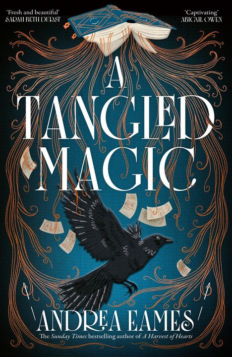 Der Text lautet „A Tangled Magic“ und „Andrea Eames“. Eine Krähe fliegt um ein aufgeschlagenes Buch, aus dem Fäden kommen.