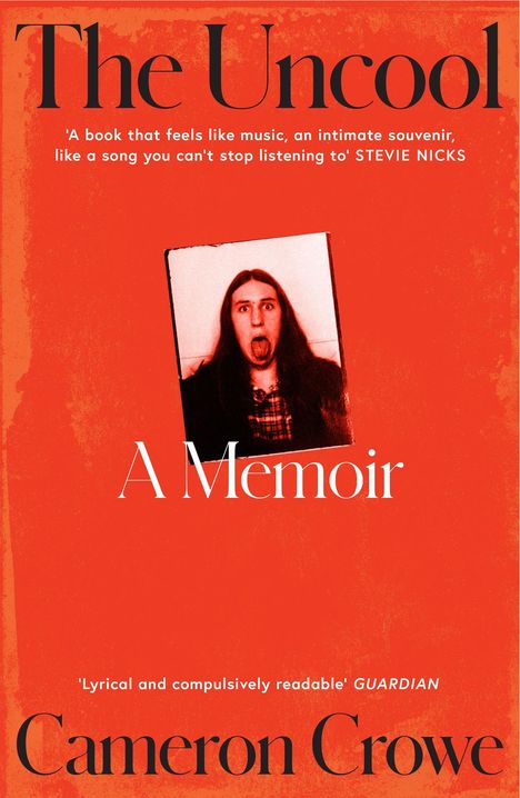 "The Uncool." "A Memoir." Zitat von Stevie Nicks. "Cameron Crowe." Ein roter Hintergrund und ein Foto, das eine Person zeigt.