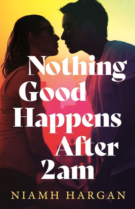 Text: "Nothing Good Happens After 2am" von Niamh Hargan. Silhouetten eines sich gegenüberstehenden Paares vor einem bunten Himmel.