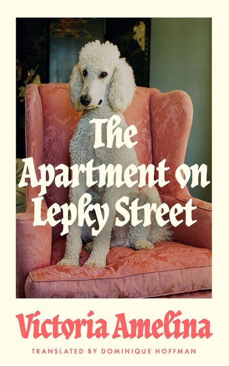 Text: "The Apartment on Lepky Street. Victoria Amelina. Translated by Dominique Hoffman." Ein Pudel auf einem rosa Sessel.