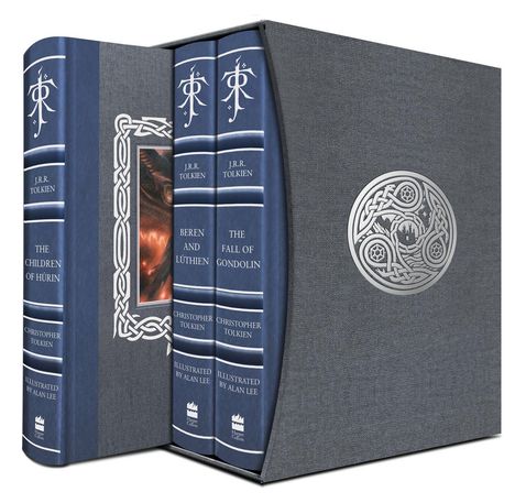 Bücher mit blauen Einbänden: "The Children of Húrin", "Beren and Lúthien", "The Fall of Gondolin". Verzierte Schutzhülle.