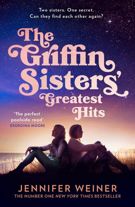 „The Griffin Sisters’ Greatest Hits“. Zwei Frauen sitzen Rücken an Rücken bei Sonnenuntergang am Strand.