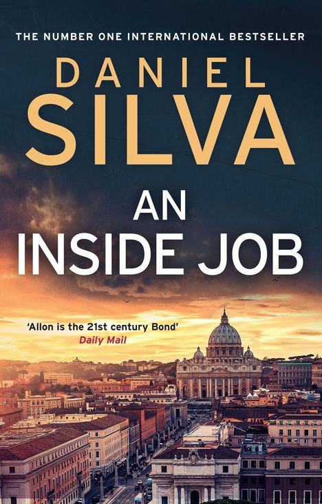 Titel: "Daniel Silva - An Inside Job". Zitat: 'Allon is the 21st century Bond' - Daily Mail. Bild: Stadtansicht mit Kuppelgebäude.
