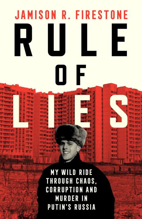 "RULE OF LIES" von Jamison R. Firestone. Ein Mann mit Uschanka vor rotem Wohnblock. Zusatztext über Chaos und Korruption in Russland.