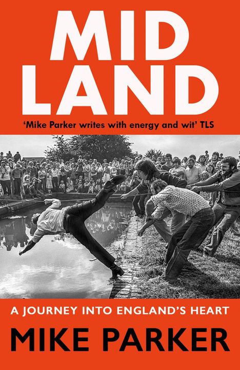 „MIDLAND - ‚Mike Parker writes with energy and wit‘ TLS. A Journey into England's Heart. Mike Parker.“ Schwarz-weiß Foto zeigt Männer beim Tauziehen nahe eines Wassers, mit zuschauender Menge.