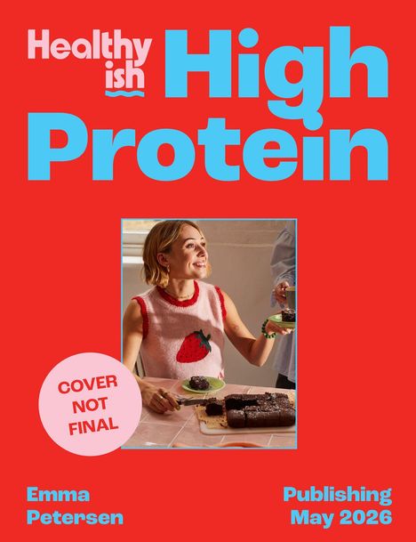 "Healthyish High Protein" in großen Buchstaben. „COVER NOT FINAL“. Frau in ärmellosem Top mit Erdbeere, hält Teller mit Kuchen.