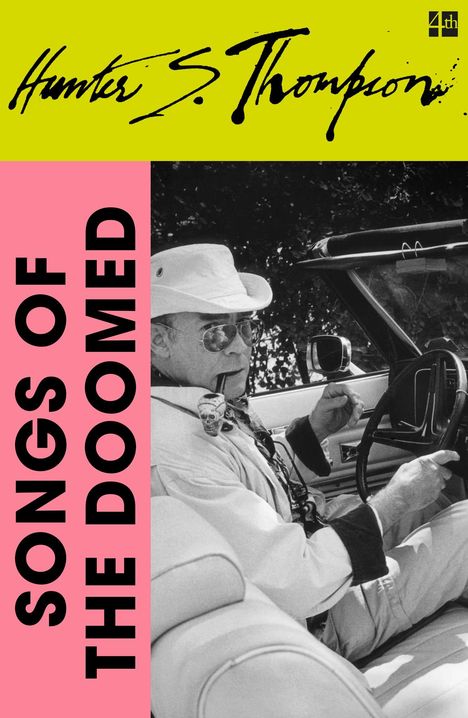 "Songs of the Doomed" steht groß auf rosafarbenem Hintergrund. Darunter ein Mann im Auto, im Retro-Stil fotografiert.