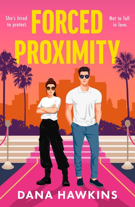 „FORCED PROXIMITY“ in Gelb. Zwei Personen mit Sonnenbrillen stehen auf einem pinken Teppich, Hintergrund Palmen.