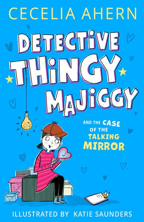 Text: "Cecelia Ahern, Detective Thingy Majiggy, and the Case of the Talking Mirror, Illustrated by Katie Saunders."

Ein Mädchen mit Sherlock-Holmes-Mütze hält einen Herzspiegel, umgeben von Kisten und einem Notizblock.