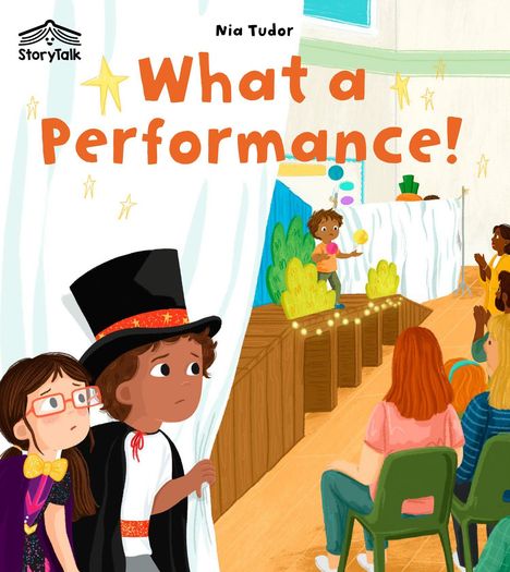 "StoryTalk", "Nia Tudor", "What a Performance!" Zwei Kinder blicken besorgt hinter einem Vorhang auf eine Bühnenaufführung.