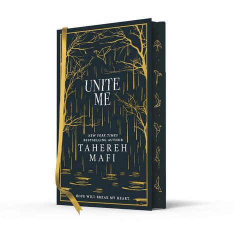 "Unite Me" von Tahereh Mafi. Dunkles Cover mit goldenen Bäumen und Origami-Vögeln, gelbes Band als Lesezeichen.