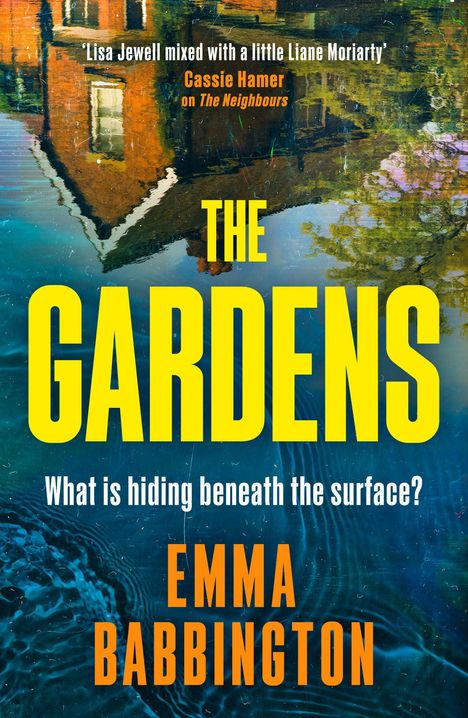 Text: "'Lisa Jewell mixed with a little Liane Moriarty' - Cassie Hamer. THE GARDENS. What is hiding beneath the surface? EMMA BABBINGTON." Im Hintergrund spiegelt sich ein Haus im Wasser.