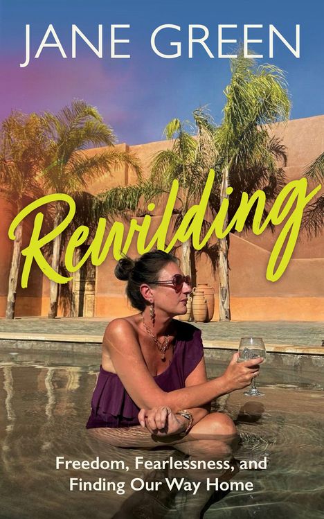 "Rewilding" in großer gelber Schrift mit Palmen und einer Frau im Wasser, die ein Weinglas hält.