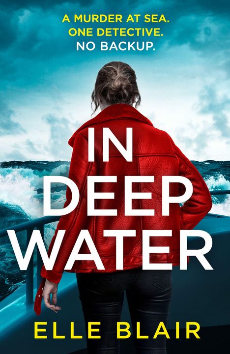 Eine Frau in roter Jacke auf einem Schiff. Text: "A MURDER AT SEA. ONE DETECTIVE. NO BACKUP." Buchtitel: "IN DEEP WATER". Autor: "ELLE BLAIR".
