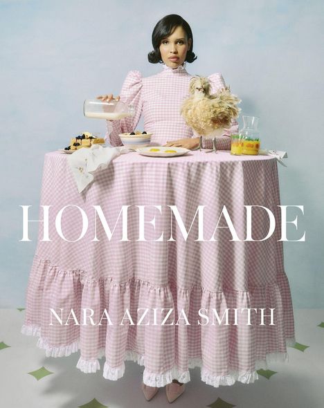 Texte: "HOMEMADE", "NARA AZIZA SMITH". Frau im rosa karierten Kleid, hält Flasche und hat einen Hahn auf dem Tisch.