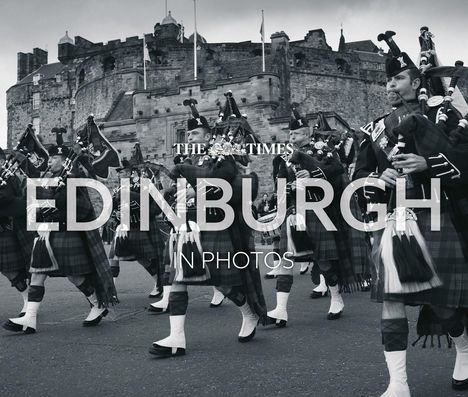 "The Times Edinburgh in Photos." Dudelsackspieler in Schottenröcken marschieren vor einer Burgkulisse.