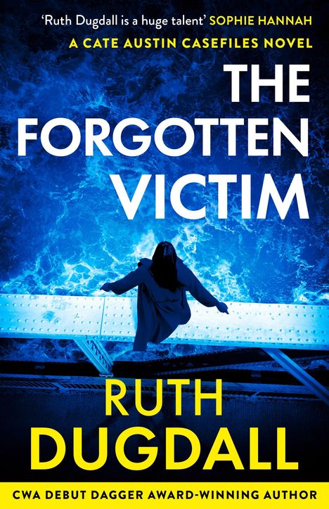 „The Forgotten Victim“ von Ruth Dugdall. Blau beleuchtete Wasseroberfläche mit menschlicher Silhouette über Brücke.