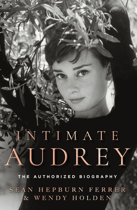 "Intimate Audrey: The Authorized Biography" von Sean Hepburn Ferrer & Wendy Holden. Schwarzweiß-Fotografie einer Frau.