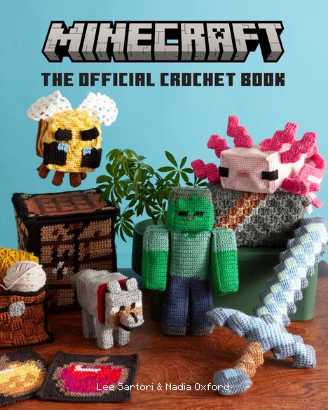 "MINECRAFT THE OFFICIAL CROCHET BOOK". Häkelfiguren: Biene, Axolotl, Zombie, Wolf und Schwert. أuf Holztisch mit Pflanzen.