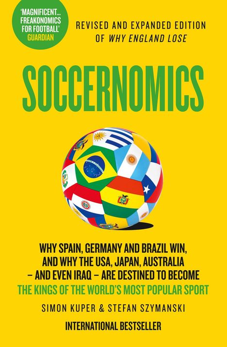 "SOCCERNOMICS" in Grün auf Gelb. Fußball mit Länderflaggen darunter. Autoren: Simon Kuper und Stefan Szymanski.