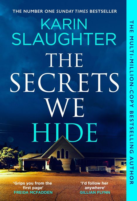 Oben steht "THE NUMBER ONE SUNDAY TIMES BESTSELLER", Titel: "THE SECRETS WE HIDE", unten Haus bei Nacht mit Beleuchtung.