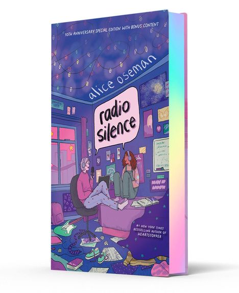 "10th Anniversary Special Edition with Bonus Content" steht oben. Jugendliche sitzen im Raum mit Lichterkette, Titel: "radio silence".