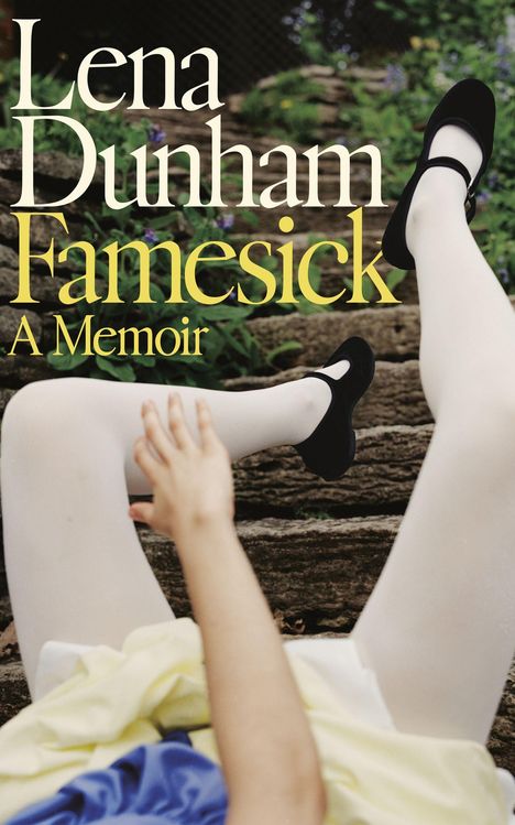 „Lena Dunham Famesick A Memoir“. Weibliche Beine in weißen Strumpfhosen, schwarze Schuhe, Hand ausgestreckt, steinerne Treppen.