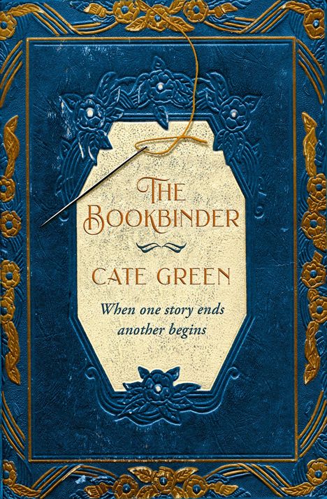 Text: "THE BOOKBINDER", "CATE GREEN", "When one story ends another begins". Blau-goldenes Cover mit Nadel und Faden.