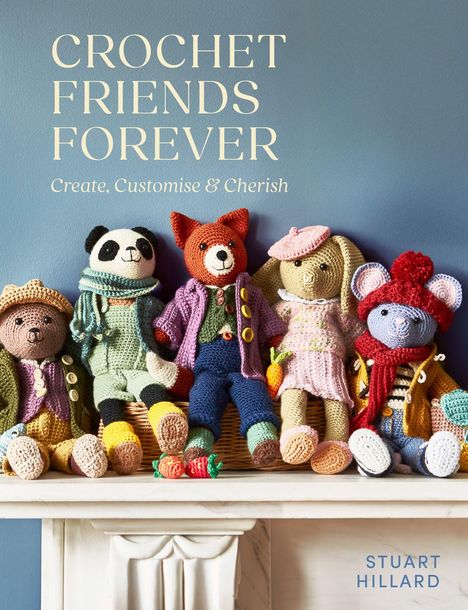"Crochet Friends Forever: Create, Customise & Cherish" von Stuart Hillard. Eine Reihe von gehäkelten Stofftieren auf einem Regal.