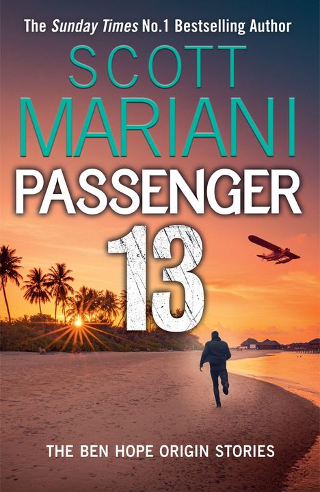 "Scott Mariani PASSENGER 13. The Ben Hope Origin Stories." Ein Mann läuft am Strand, Flugzeug am Himmel, Sonnenuntergang.