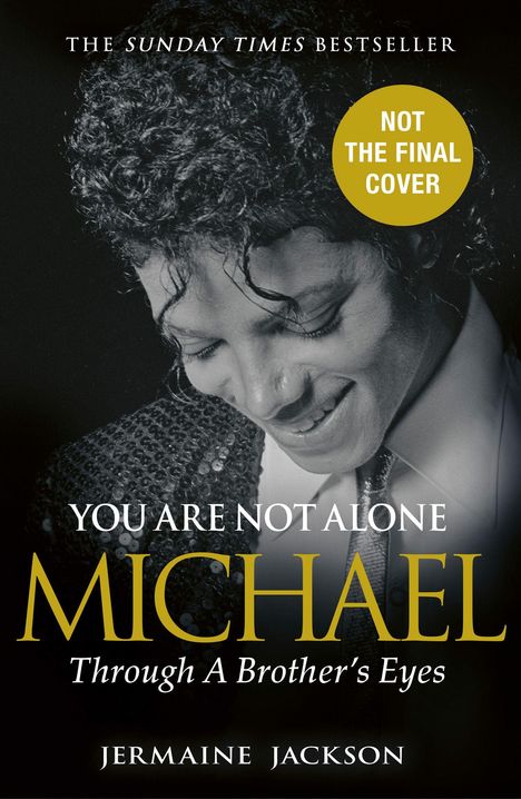 „THE SUNDAY TIMES BESTSELLER“, „YOU ARE NOT ALONE“, „MICHAEL“, „Through A Brother's Eyes“, „JERMAINE JACKSON“. Ein Mann lächelt.