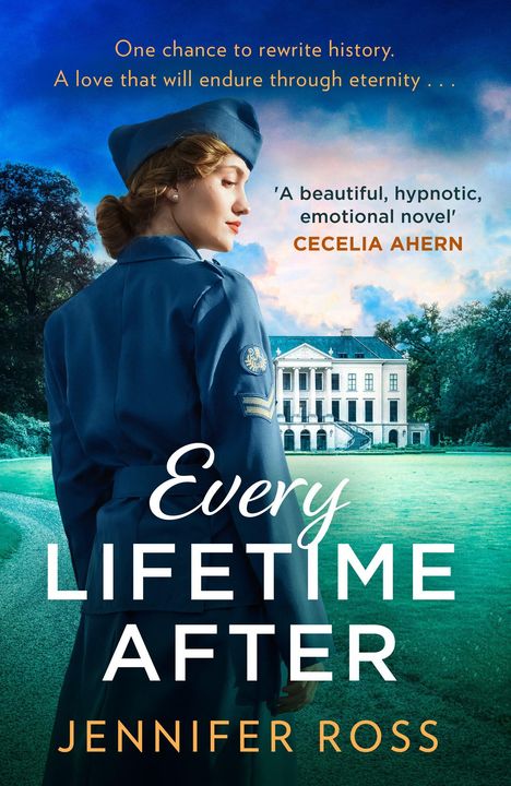 „Every Lifetime After“ von Jennifer Ross. Frau in blauer Uniform vor einem Herrenhaus; himmelblauer Hintergrund.