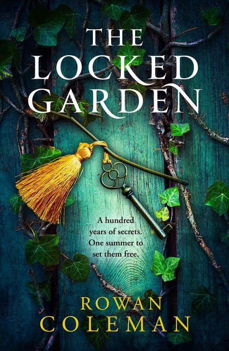 Text: „The Locked Garden“, „A hundred years of secrets. One summer to set them free.“, „Rowan Coleman“. Alte Tür mit Efeu und Schlüssel.