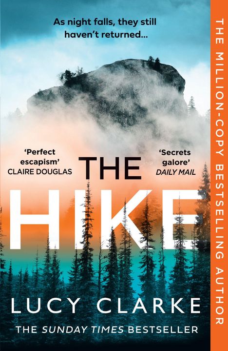 Oben: "As night falls, they still haven't returned..." Mitte: "THE HIKE". Unten: "LUCY CLARKE". Wald und Berg in Nebel.