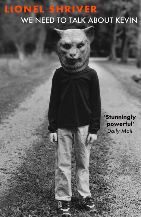 Text: "LIONEL SHRIVER", "WE NEED TO TALK ABOUT KEVIN", "Stunningly powerful - Daily Mail". Ein Kind mit Katzenkopf-Maske auf einem Weg.