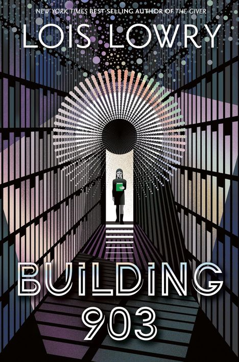 "LOIS LOWRY" und "BUILDING 903" stehen auf einer geometrischen Illustration mit einem Lichtkorridor und einer Person.