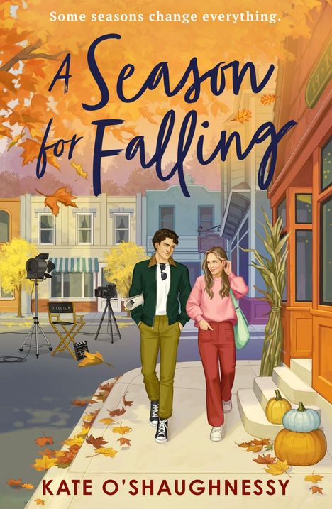 „Some seasons change everything.“; „A Season for Falling“; Zwei Personen spazieren, umgeben von Herbstlaub und Filmkulisse.